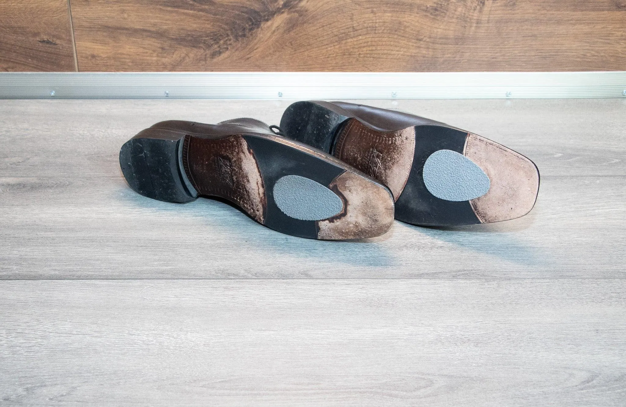 Johnston & Murphy Chaffin Medallion Dress Shoes